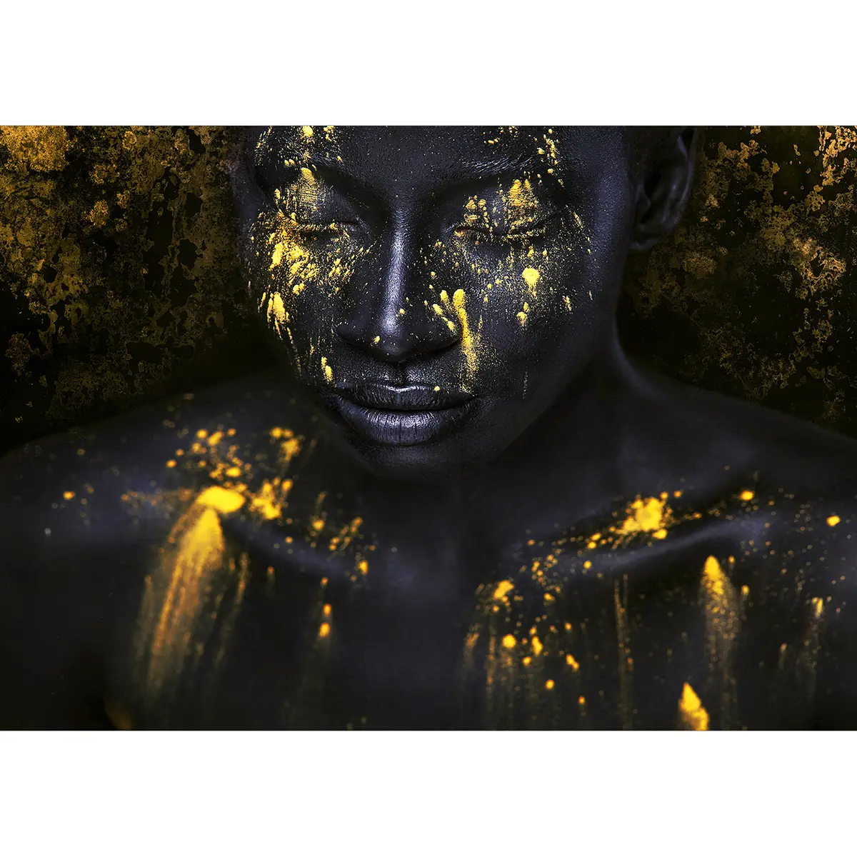 Vlies Fototapete Bathed in Gold | Schwarz