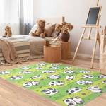 Süße Pandabären auf Grüner Wiese Vinyl-Teppich - Süße Pandabären auf Grüner Wiese - Hochformat 2:3 - 140 x 210 cm