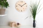 Design Wanduhr Duhrchbruch Zirbe rund Beige - Holzwerkstoff - Holz teilmassiv - 30 x 30 x 4 cm