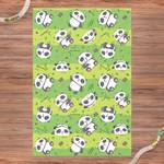 Süße Pandabären auf Grüner Wiese Vinyl-Teppich - Süße Pandabären auf Grüner Wiese - Hochformat 2:3 - 140 x 210 cm