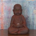 Sitzender Buddha mit Magnesia Kerzen aus