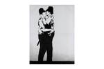 Tableau peint Banksy's Police Kiss Noir - Blanc - Bois massif - Textile - 75 x 100 x 4 cm