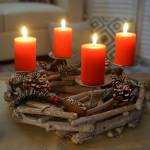 Adventskranz Kerzen rund Holz rot