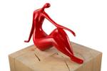 Sculpture moderne Demoiselle Taquine Rouge - Pierre artificielle - Matière plastique - 36 x 22 x 10 cm