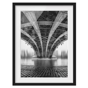 Tableau déco Under The Iron Bridge I Pin massif - Noir - 40 x 55 cm