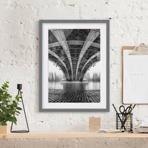 Afbeelding Under The Iron Bridge III deels massief grenenhout - grijs - 50 x 70 cm