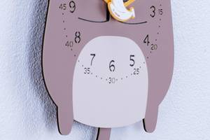 Horloge murale design THE CHEEKY. Bois manufacturé - 29 x 56 x 1 cm