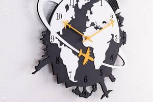 Horloge murale design THE WORLDLY. Noir - Blanc - Bois manufacturé - 41 x 45 x 1 cm