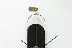 Horloge murale design THE BLACK PLANET. Noir - Bois manufacturé - Métal - 20 x 90 x 2 cm