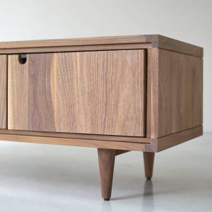 TV-Schrank Jonàk Braun - Massivholz - Holzart/Dekor - 140 x 45 x 45 cm