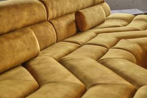 KAWOLA Big Sofa TARA Velvet mit Kissen Gold