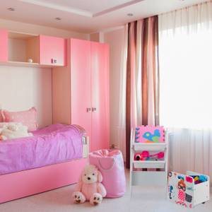 Schmales Kinderregal mit Heldin Motiv Schwarz - Pink - Weiß - Holzwerkstoff - Kunststoff - 43 x 81 x 30 cm