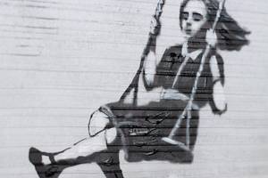 Tableau peint Banksy's Swinging Girl Rouge - Bois massif - Textile - 120 x 60 x 4 cm
