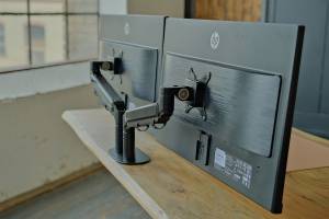 Bürotisch LORA Monitorhalter höhenverst. KAWOLA Schreibtisch LORA Monitorhalterung  höhenverstellbarer 180x90cm Baumkante - Holz - 90 x 180 cm