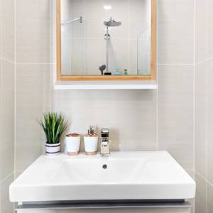 Wandspiegel mit Ablage in Weiß Braun - Silber - Bambus - Holzwerkstoff - Glas - 38 x 55 x 12 cm