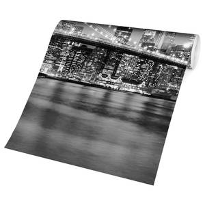 Vliesbehang Nighttime Manhattan Bridge vliespapier - zwart/wit - 384 x 255 cm