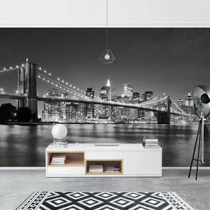 Vliesbehang Nighttime Manhattan Bridge vliespapier - zwart/wit - 432 x 290 cm