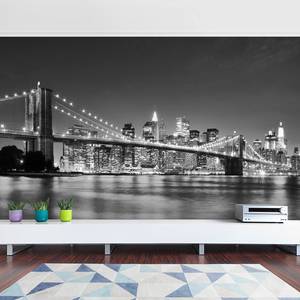 Vliesbehang Nighttime Manhattan Bridge vliespapier - zwart/wit - 432 x 290 cm