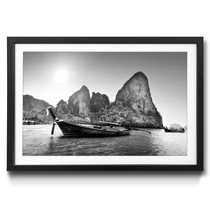Gerahmtes Bild Boats On Railay II Fichte / Acrylglas - Schwarz / Weiß