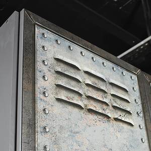 Armoire à portes battantes Workbase Aspect imprimé industriel / Gris graphite - Largeur : 136 cm - 3 portes - Butoir à droite