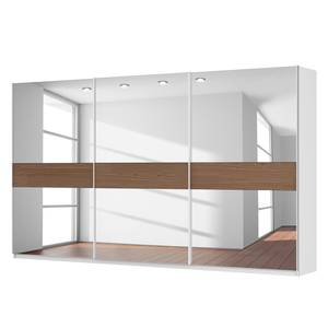 Schwebetürenschrank SKØP Alpinweiß / Spiegelglas Nussbaum Dekor - 405 x 236 cm - 3 Türen - Premium