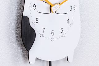 Design Wanduhr THE MILKY. Schwarz - Weiß - Holzwerkstoff - 30 x 50 x 1 cm