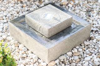 Led Gartenbrunnen FoScala Grau - Kunststoff - 48 x 23 x 48 cm