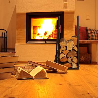 Schwarzes Kaminholzregal mit Besteck