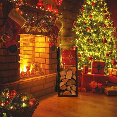 Schwarzes Kaminholzregal mit Besteck