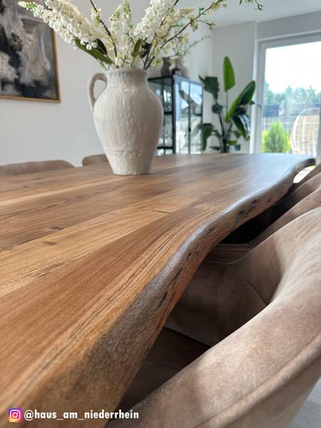 Massiver Baumkanten-Esstisch KAPRA Akazie Braun - 220 x 100 cm - Schwarz - U-Form - Tischplattenstärke: 5 cm