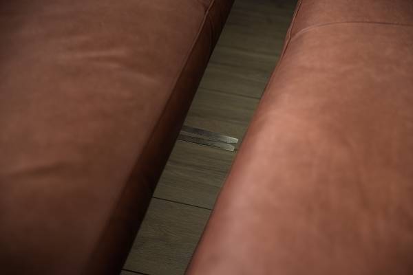 Ecksofa NORLICK Echtleder Arelia: Muskat - Longchair davorstehend rechts