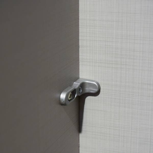 Armadio battente Cottbus grigio Sahara / grafite - Larghezza: 135 cm - Con ante a specchio