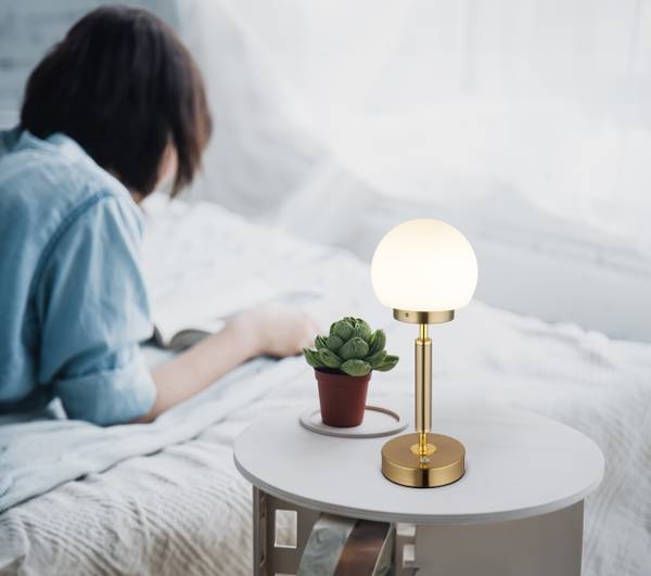 LED-Tischleuchte Haku Typ A Opalglas / Eisen - 1-flammig - Messing / Weiß