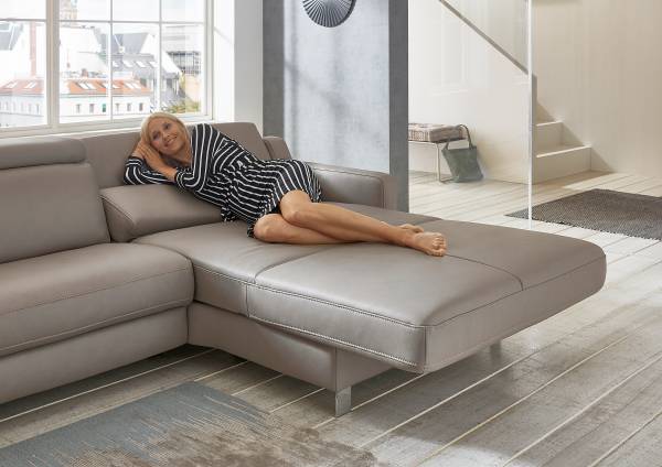 Ecksofa SC Plus mit opt. Relaxfunktion Longchair davorstehend rechts - Kopfstütze verstellbar - Relaxfunktion