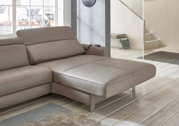 Ecksofa SC Plus mit opt. Relaxfunktion Longchair davorstehend rechts - Kopfstütze verstellbar - Relaxfunktion