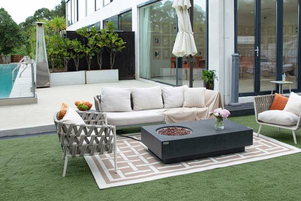 Metropolis Gasfeuertisch aus Beton Grau - Naturfaser - 81 x 35 x 142 cm