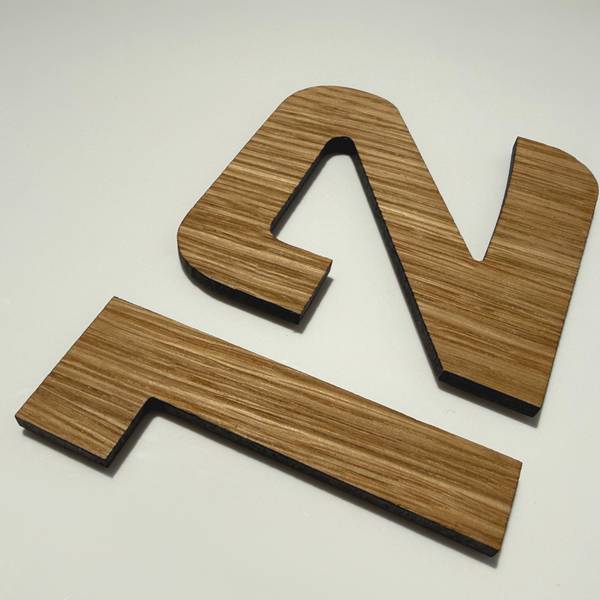 Wanduhr LAMELLEN Braun - Holz teilmassiv - 60 x 60 x 5 cm