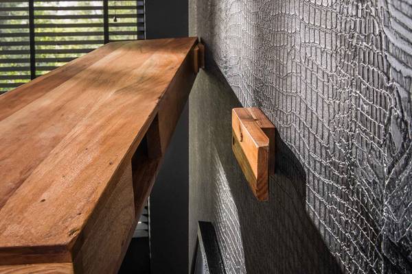 Wandregal SESA Braun - Massivholz - 200 x 8 x 25 cm