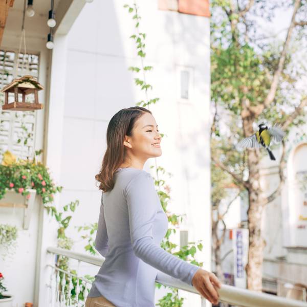Vogelfutterhaus mit Rinde Braun - Holzwerkstoff - Kunststoff - 21 x 19 x 32 cm