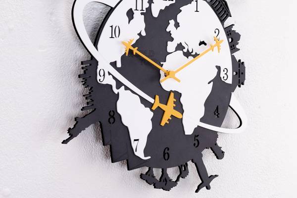 Horloge murale design Tour du Monde Noir - Blanc - Bois manufacturé - 41 x 45 x 1 cm