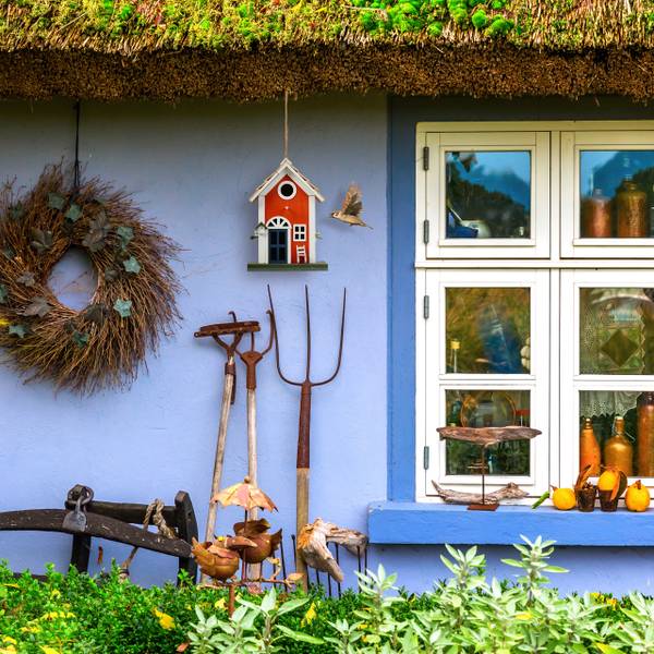 Decoratief vogelhuisje landhuis bruin - rood - wit - plaatmateriaal op houtbasis - 19 x 25 x 19 cm