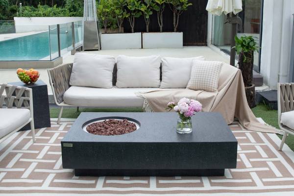 Metropolis Gasfeuertisch aus Beton Grau - Naturfaser - 81 x 35 x 142 cm