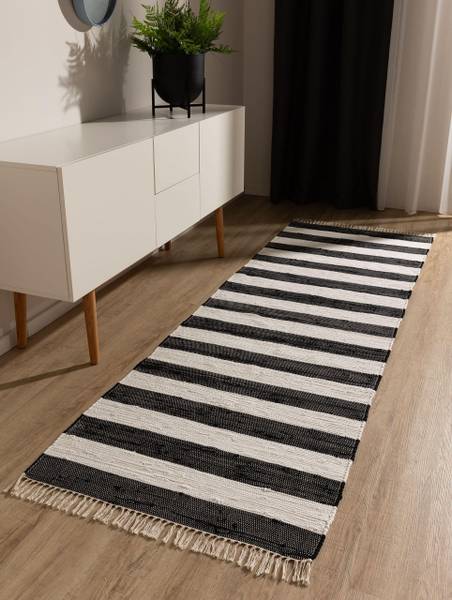Tapijt van gerecycled materiaal Tom zwart - wit - 70 x 200 cm