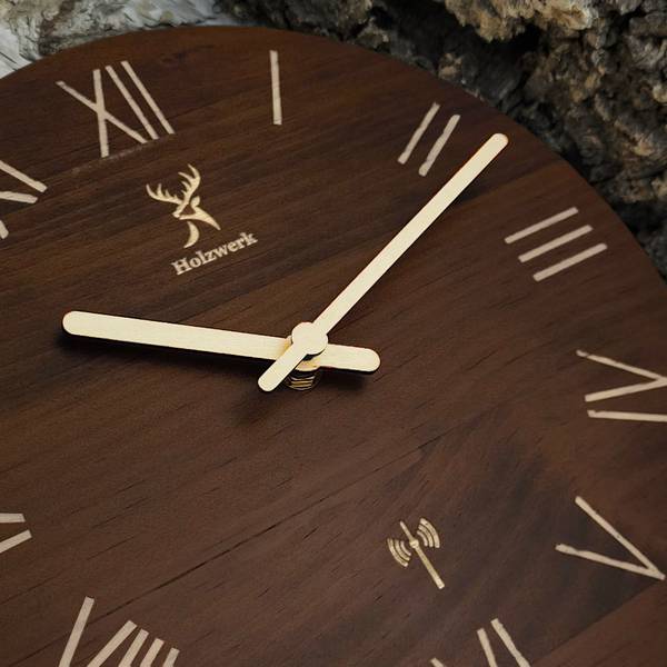 Funk-Wanduhr SCHWERIN Braun - Metall - Massivholz - 25 x 25 x 3 cm