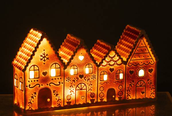 The Bridge Collection LED Lebkuchenhaus Strumpfhalter – Set Von 2, Leuchtend, Mit Timer, Batteriebetrieben