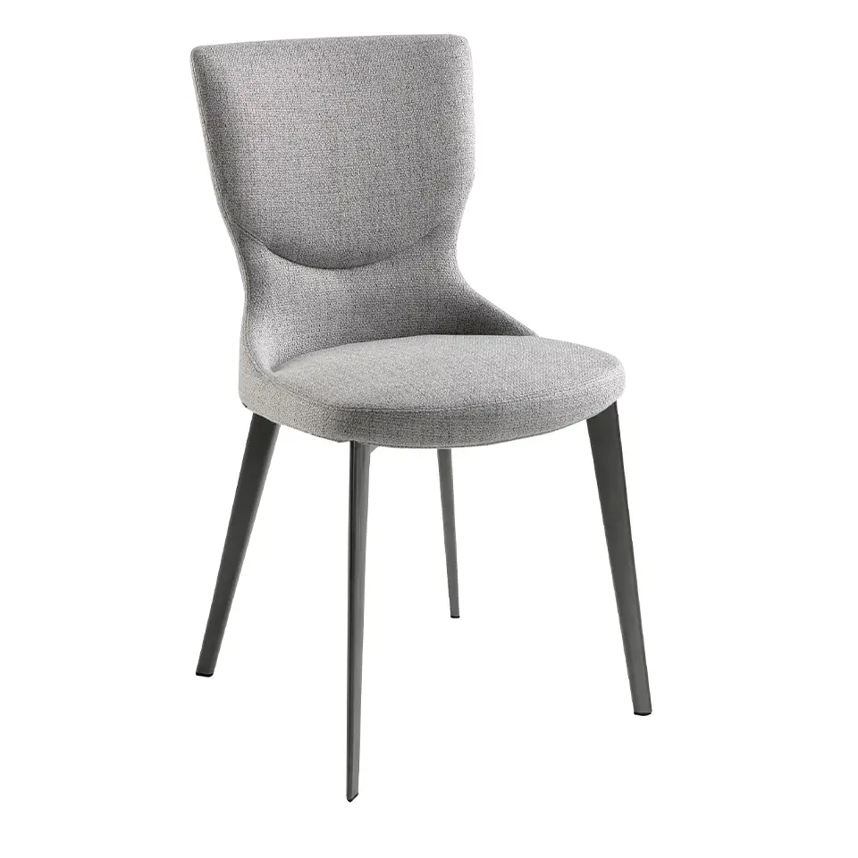 grauem Stuhl aus Stoff