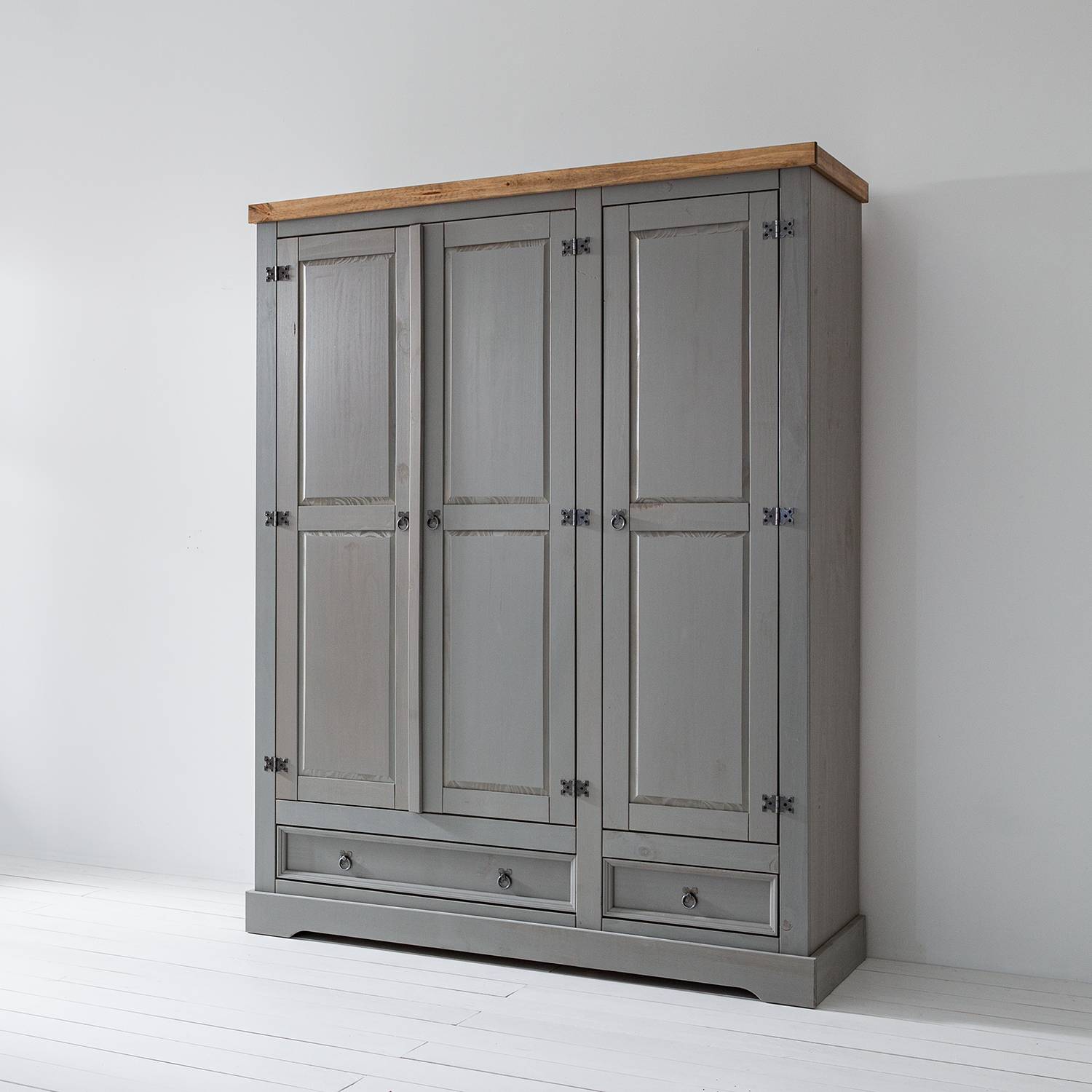 home24 Maison Belfort Drehtürenschrank Finca Rustica II Grau 154x195x56 cm (BxHxT) 3-türig Massivholz Kiefer Landhaus
