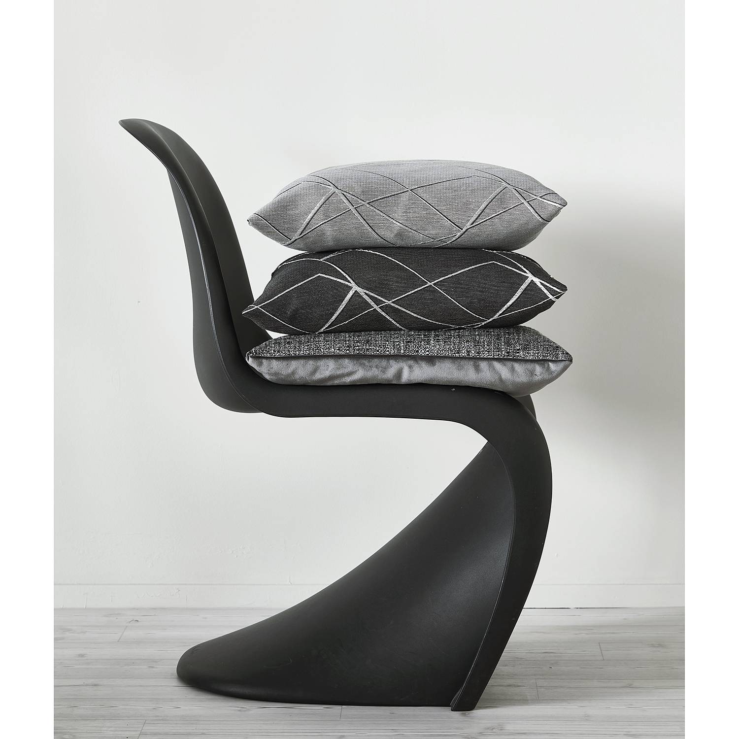 home24 Apelt Dekokissen Alessio Grau/Graphit 65x65x10 cm (BxHxT) Strukturstoff