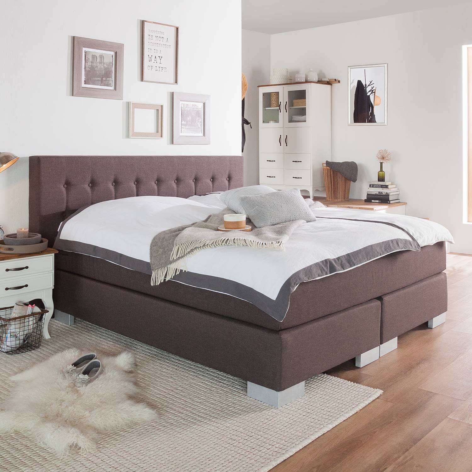 home24 Fredriks Boxspringbett Loimaa 200x200 cm Webstoff Kokosnuss Braun mit Topper