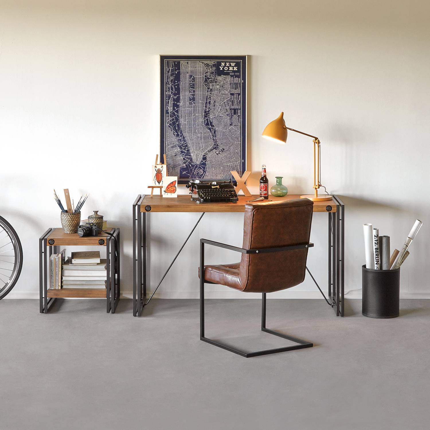 Schreibtisch Manchester aus massiver Akazie & Metall | home24